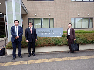 意見交換会に臨み函館弁護士会館前で